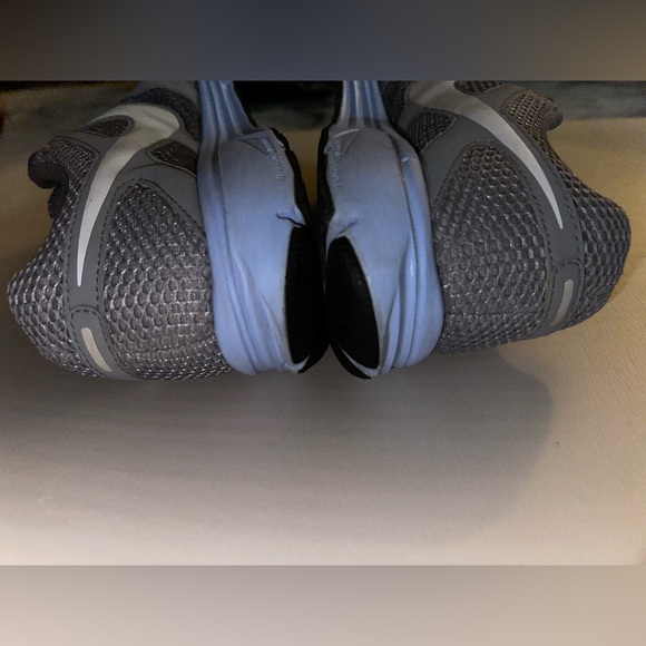 Women’s Nike sneaker size 9.5. Great condition! - Picture 8 of 8